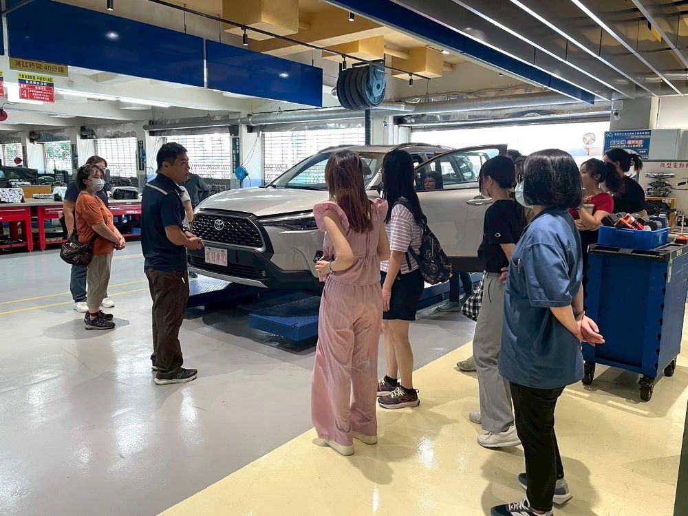技教特色學習之旅 新北中正國中教學團隊收穫滿滿 6 《圖說》新北市中正國中教師於新北高工汽車科參訪體驗。〈亞東科大提供〉