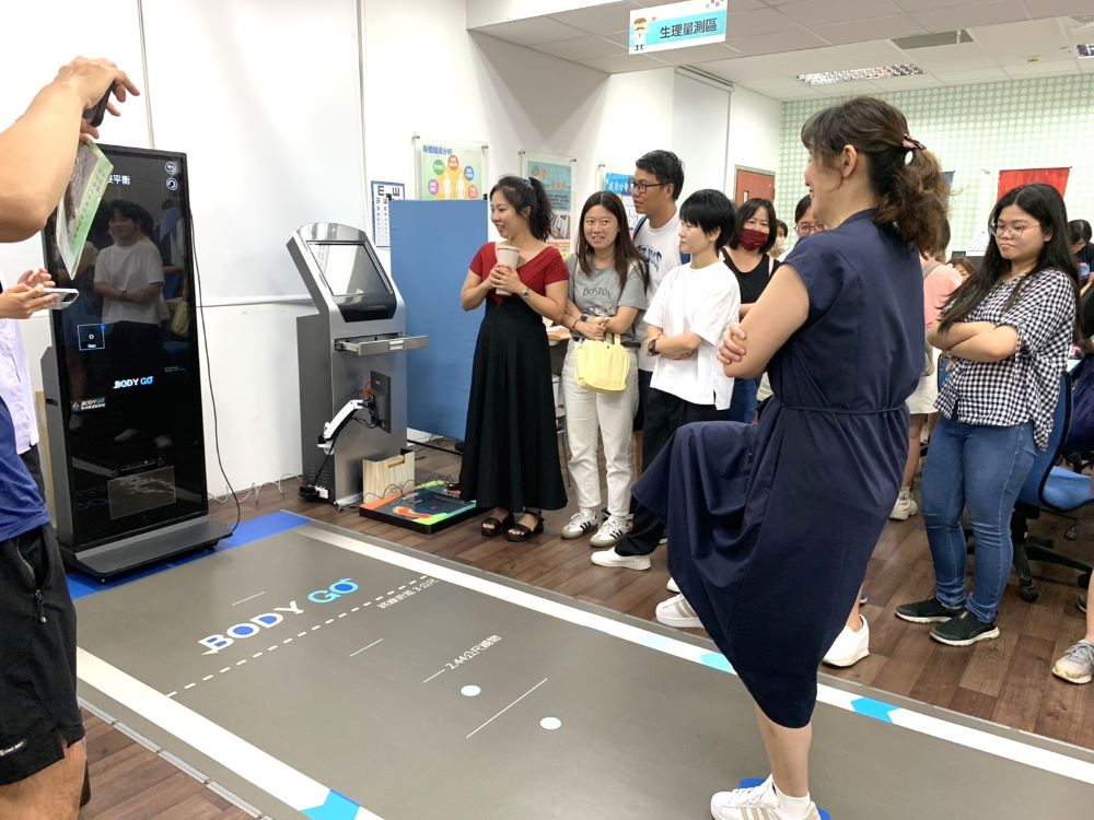技教特色學習之旅 新北中正國中教學團隊收穫滿滿 8 《圖說》新北市中正國中王如杏校長於亞東科大醫管系體驗科技體適能檢測系統。〈亞東科大提供〉