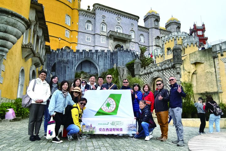 長榮航空「魅力歐洲 PAK」 南歐考察團於葡萄牙佩納宮合影。 記者-歐彥君/攝