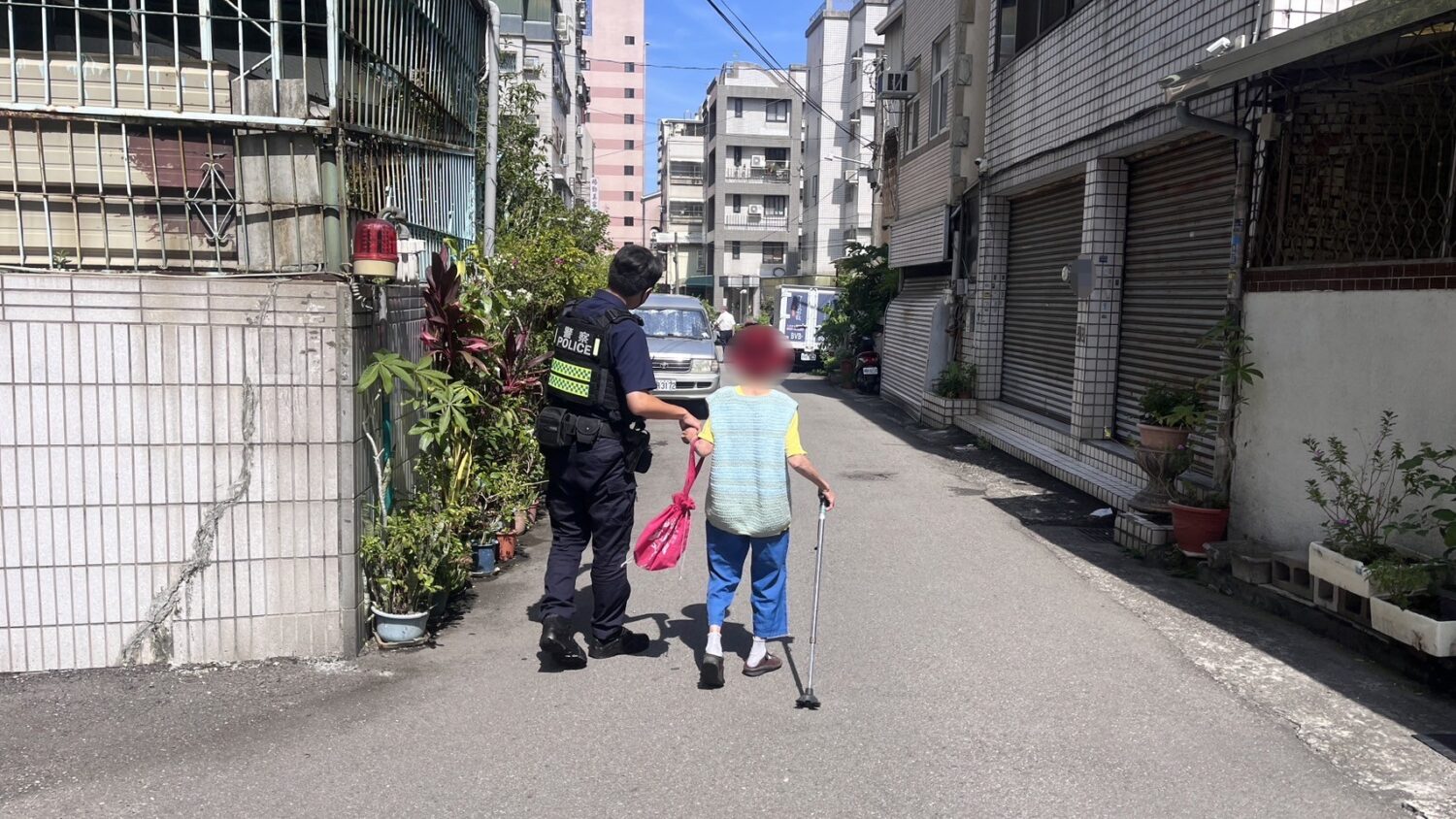 九旬嬤疑遭詐騙迷途街頭 警炎夏助返家暖人心 - https://www.watchmedia01.com