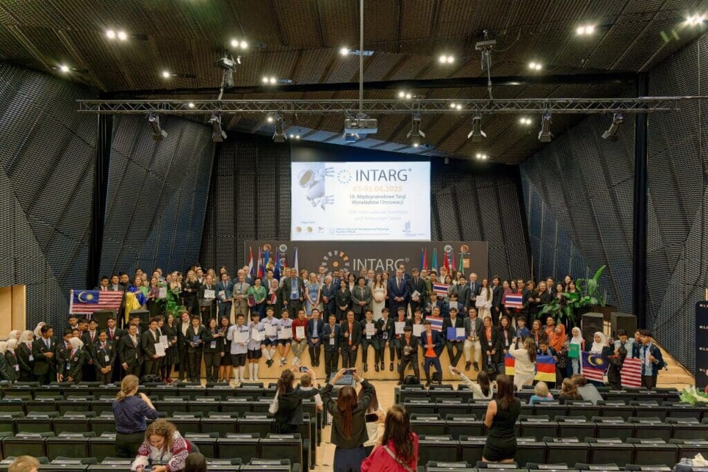 INTARG® 2025 國際發明展頒獎現場,各國代表齊聚波蘭克拉科夫,慶賀創新成果的國際交流與榮耀。