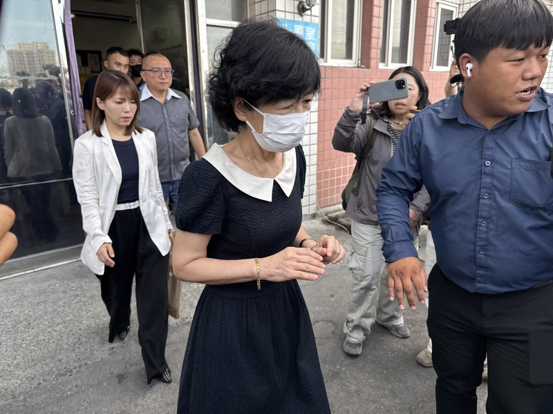 前台北市副市長彭振聲妻子1日身故,陳佩琪(前中)2日南下致哀。中央社