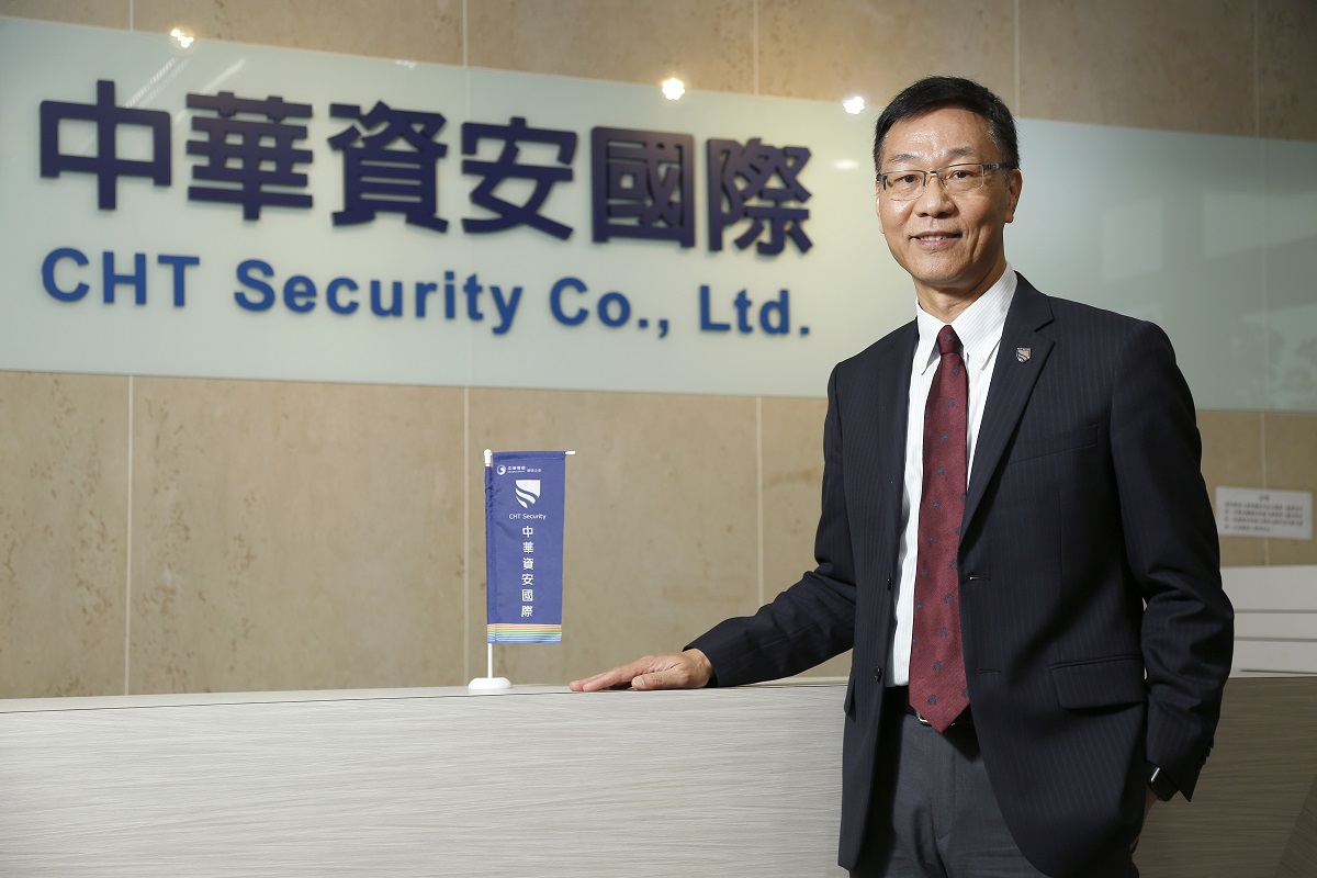 ◤中華資安國際總經理洪進福指出,中華資安國際運用「AI對抗AI」戰略,將人工智慧技術融入 SOC 監控、資安眼等服務,為企業打造堅實的智慧資安防線。