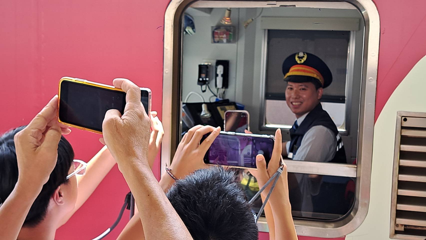 「嗶嗶嗶嗶台灣號」首航的年輕司機，也受到鐵道迷˙的爭先拍攝。