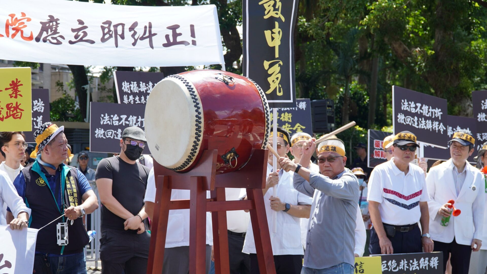 痛批違法解釋令　藥界擊鼓轟衛福部　藥學生：讀的書有意義嗎？