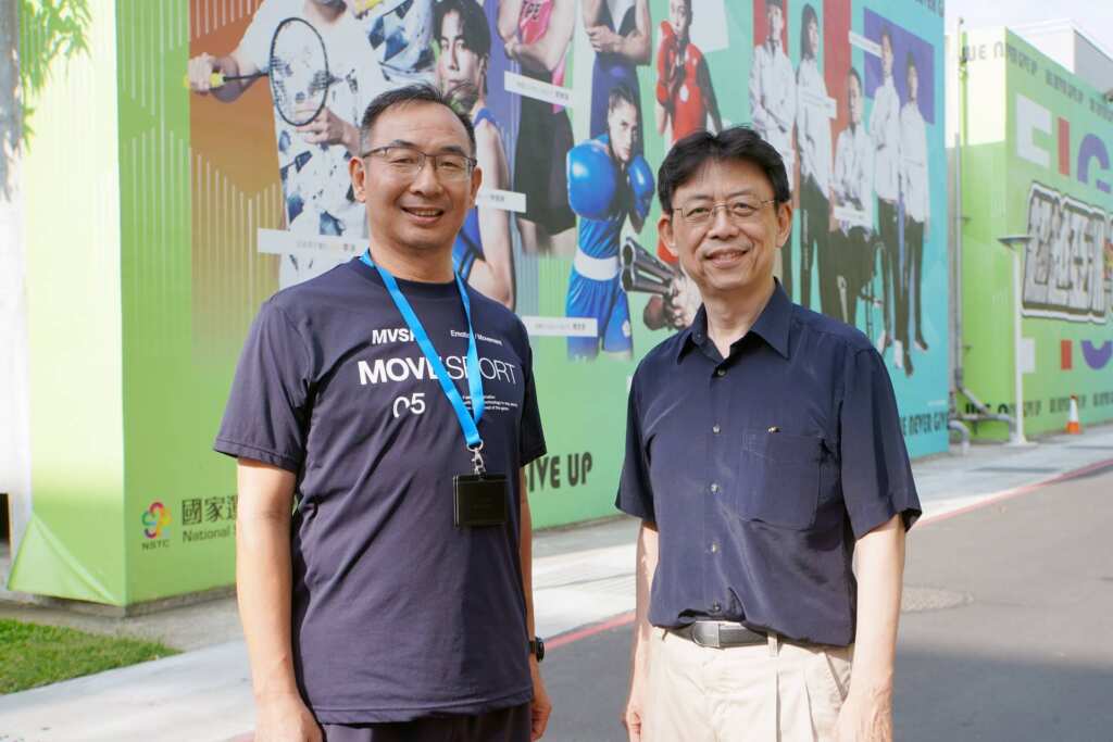 ▲大葉大學方文昌校長(右)前往國訓中心關心帶領國家隊比賽歸國的黃宏裕教授(左)。(大葉大學提供)