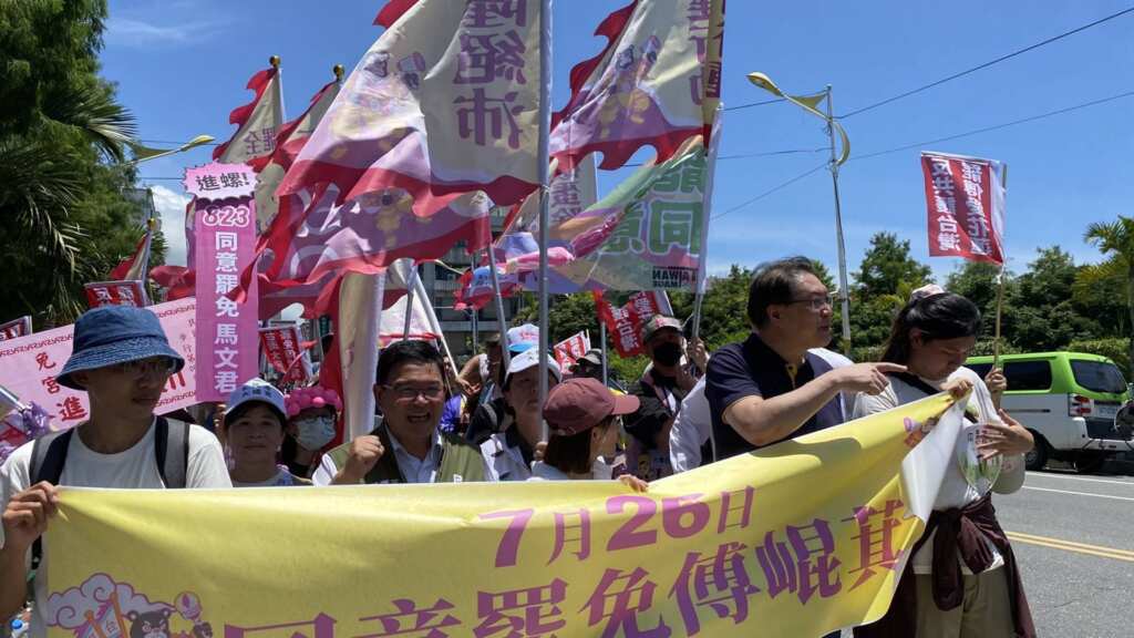 ▲民進黨宗教委員會召集人邱建富一早4點半便從彰化出發,歷經近5小時車程親赴花蓮現場,參加起駕儀式。(記者林明佑翻攝)