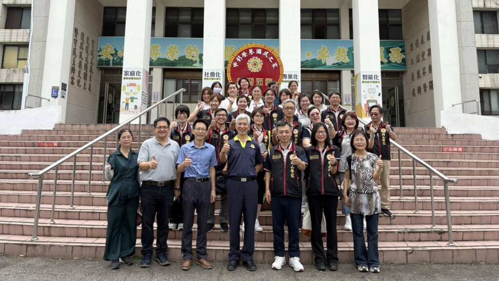 ▲中彰榮家呂德義家主任(前排左4)、陳靖儒副主任(前排左3)、岡山榮家劉凡融副主任(前排左5)與中彰榮家、岡山榮家團隊合影。（中彰榮家提供）