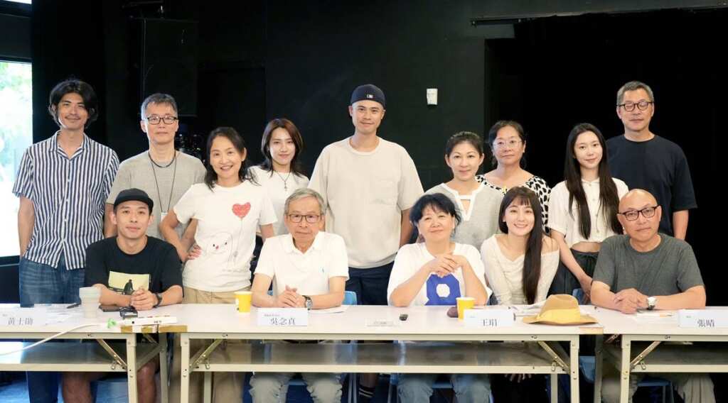 ▲綠光劇團《八月,在我家》重量級劇場演員齊聚展開首次讀本,現場笑淚交織、百感交集。(綠光劇團提供,張大魯攝影)
