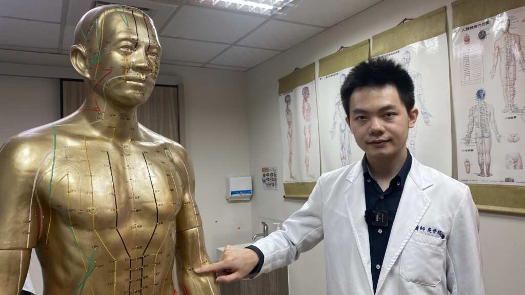 ▲員榮中醫部吳晉廷醫師解說針炙治療腕隧道關節炎，在曲澤等穴位下針。（員榮醫院提供）