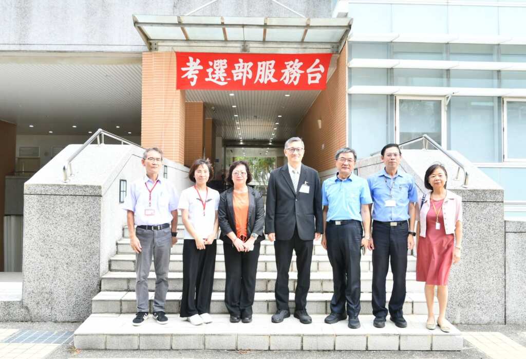 ▲高普考彰化設考區邁12年，彰化縣政府秘書長蔡明娟4日下午與典試委員黃東益等人，前往彰化區試場關心考生應考情形及需求，並至試務中心慰問試務人員辛勞。（彰化縣政府提供）