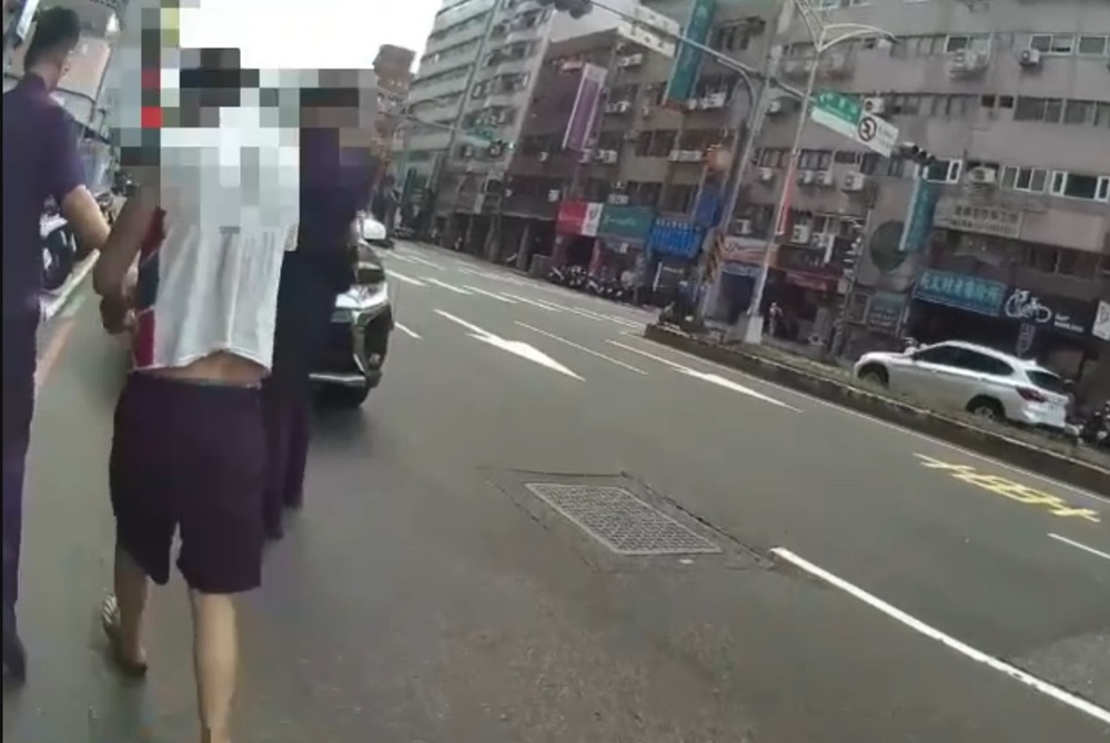 武士刀就在旁邊 違規停車引警攔查還涉藏2毒品 230 cnews204250704a12
