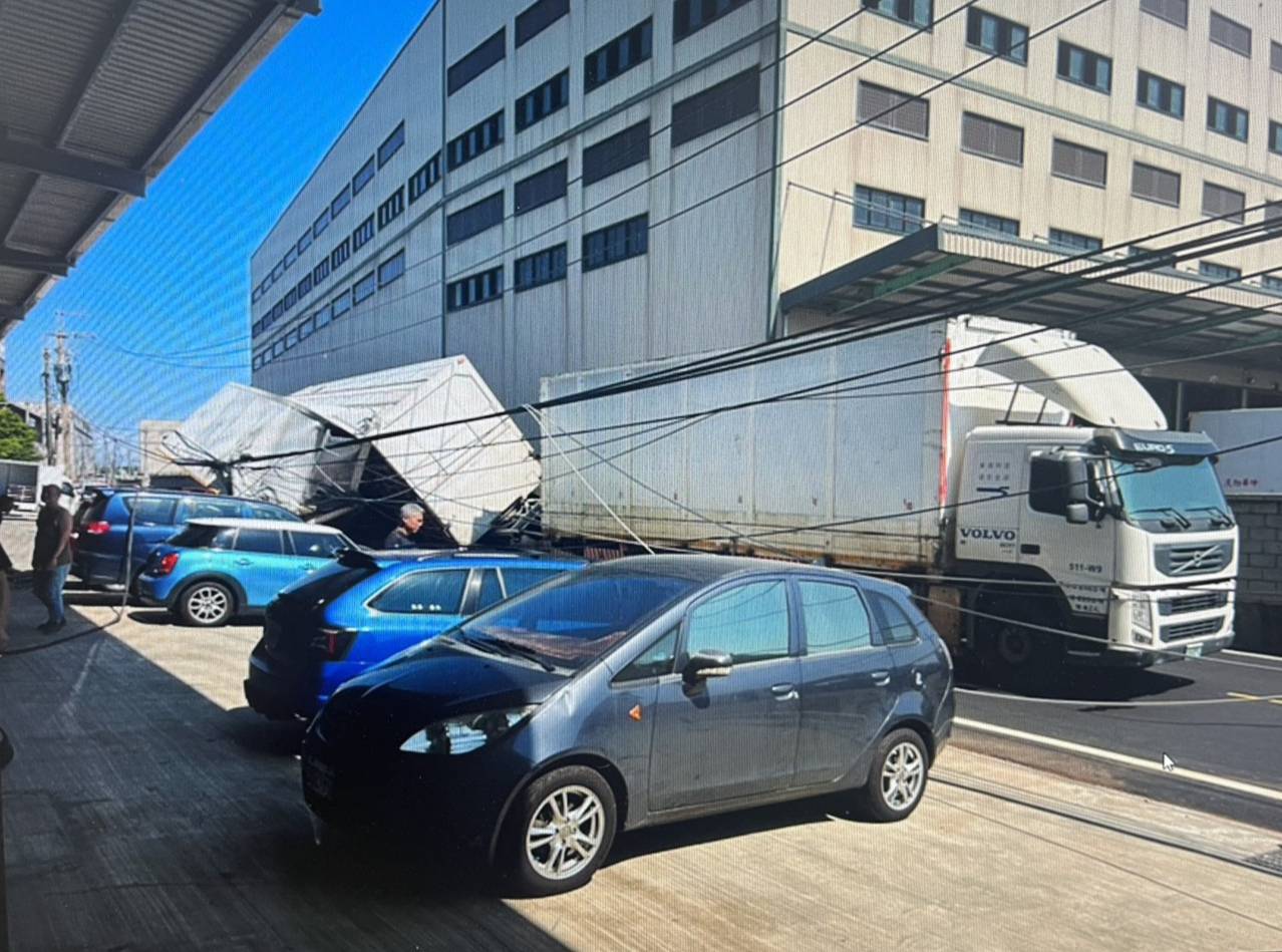 【有片】貨車扯斷電線桿 釀大園超過1600戶停電 576165 0