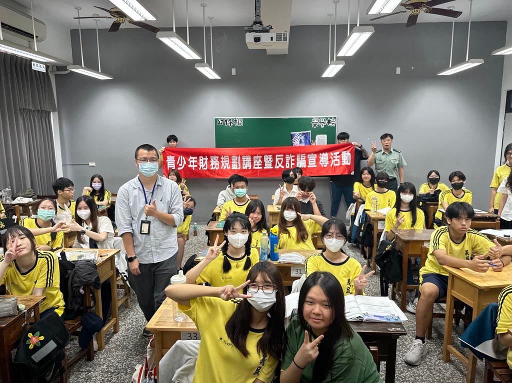 警察局與學校合作進班宣導,透過互動討論讓學生學習理財觀念與識詐技巧,強化暑期打工期間的自我保護能力。(圖/記者張家燁翻攝)