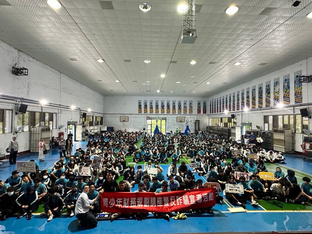新竹縣警察局結合縣內五所高中職辦理「青少年財務規劃講座暨反詐騙宣導活動」,學生齊聚體育館踴躍參與,場面熱烈。(圖/記者張家燁翻攝)