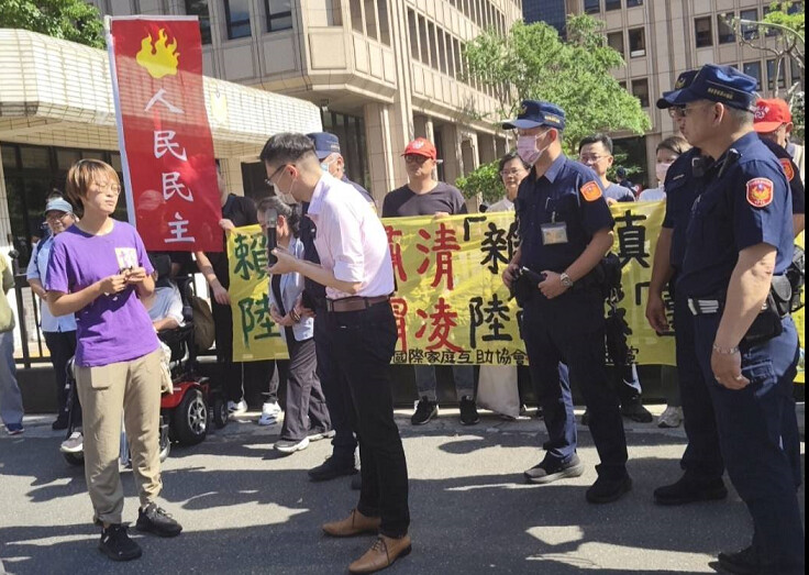 ▲台灣國際家庭互助協會的負責人,向前來關注的陸委會法政處科長表達訴求,希望梁文傑向中配道歉。