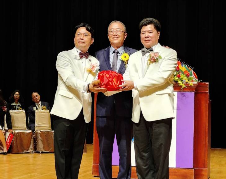 ▲國際獅子會300A複合區議長李仙生(中)主持監交由郭汝台(左)將印信移交新任總監李敏卿(右)。