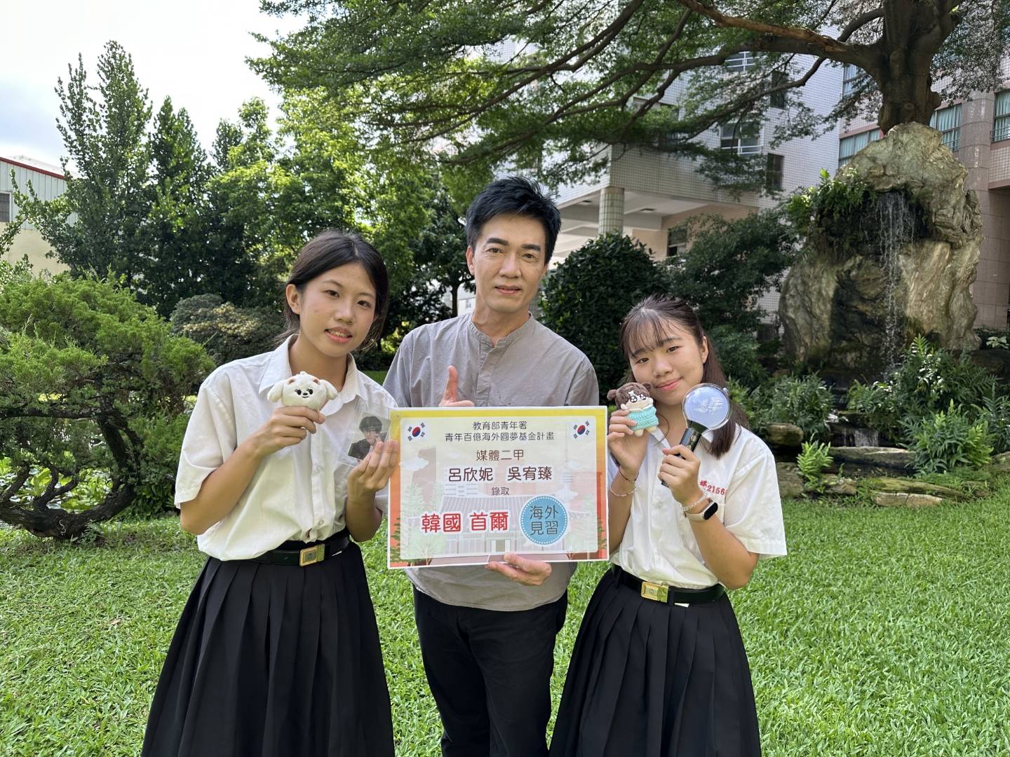 ▲中山工商2位學省(呂欣妮、吳宥臻)逆轉挑戰,勇闖韓國演藝圓夢之旅,順利錄取海外翱翔組【夢想ON AIR光芒養成記】,每人獲得二十四萬六千元補助,八月將前往韓國首爾湖原大學見習殊榮與李昱平校長合影。