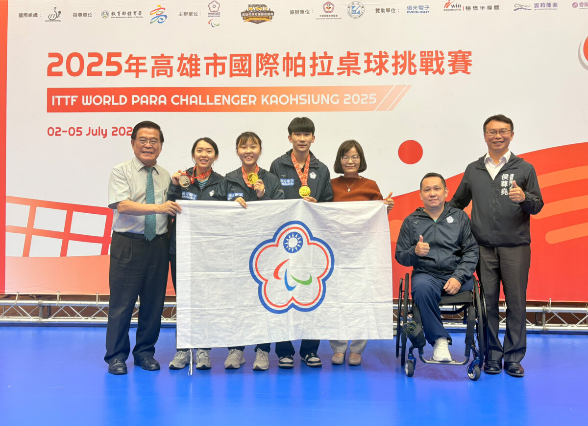 ▲2025年高雄市國際帕拉桌球挑戰賽,左起古源光校長及冠亞軍選手們、沈季燕副校長及侯尊堯局長一同合影。