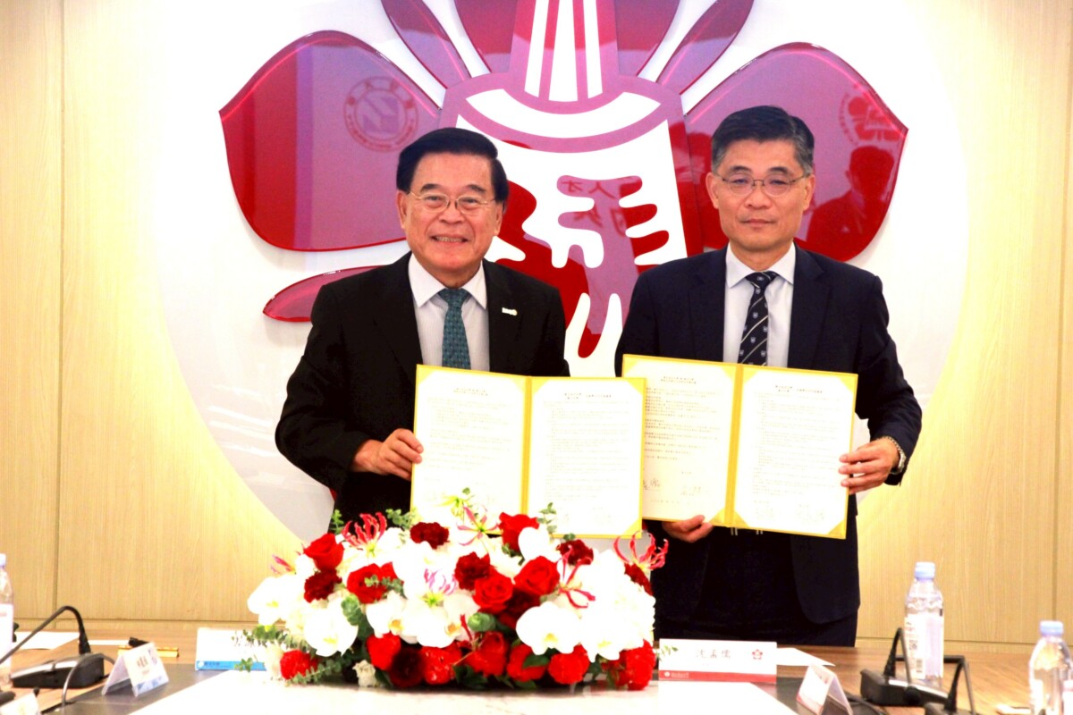 ▲成大與義大攜手合作共育國際人才,國立成功大學校長沈孟儒(右)與義守大學校長古源光(左)於簽署交換學生合作協議書儀式合影,象徵南部高教攜手邁向國際新篇章。