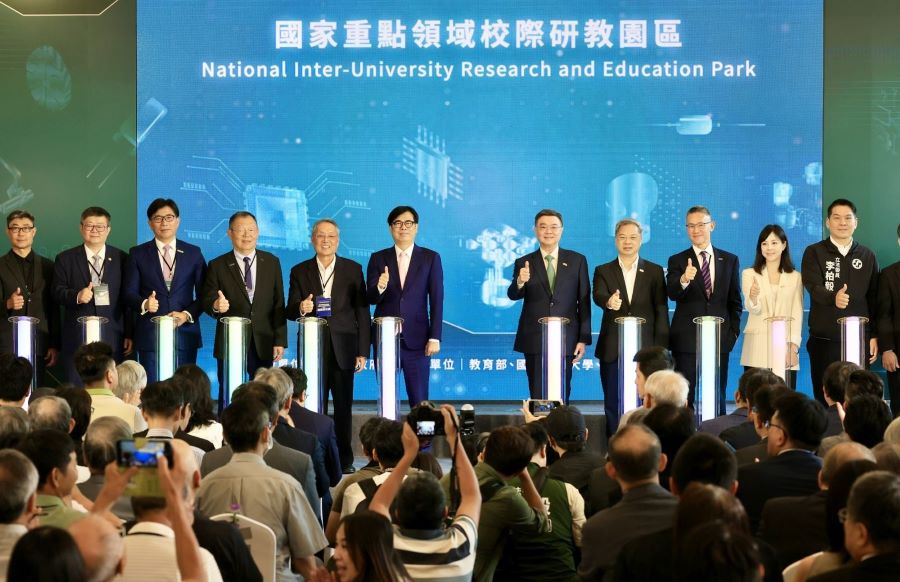 ▲陳其邁市長與行政院卓榮泰院長、陽明交大林奇宏校長、清大高為元校長、宏碁集團施振榮創辦人及產業代表等，共同為園區進行啟用揭牌典禮，見證高雄邁向科技人才培育新里程碑，隨後共同參觀園區教學設備。