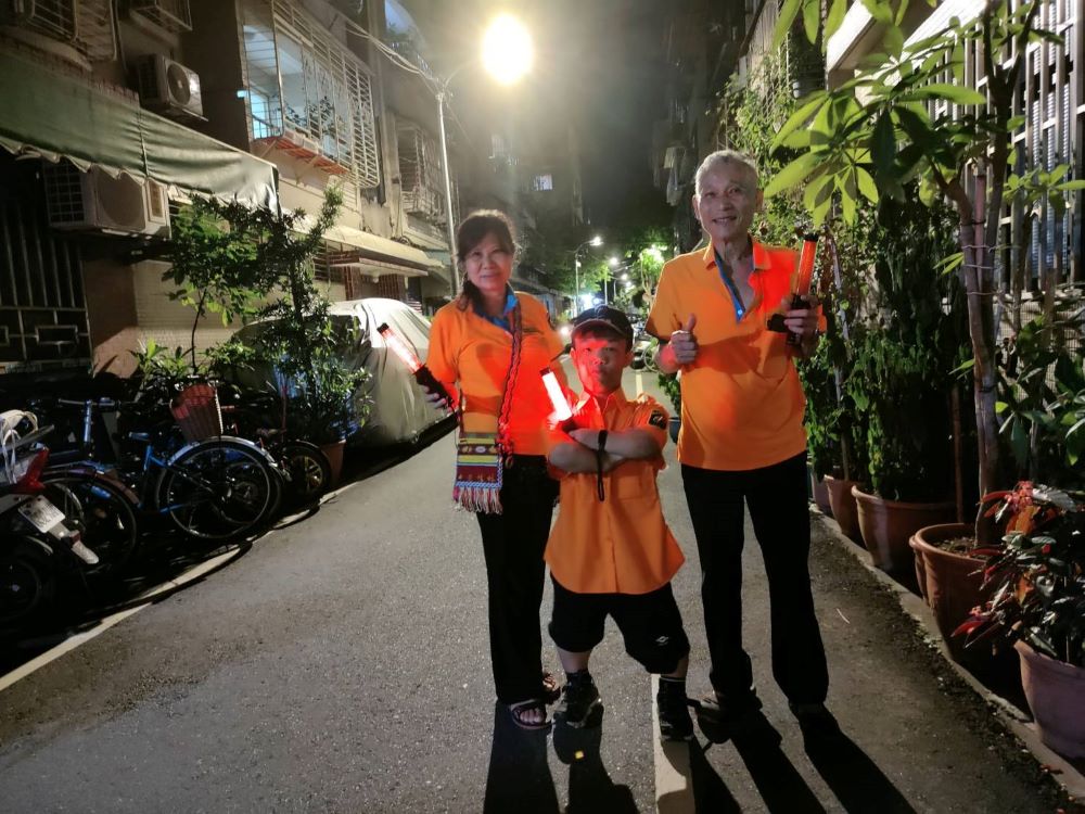 警民攜手助攻 陳郅弘〈想當警察〉圓夢 2 《圖說》陳郅弘與巡守隊員們一同穿梭街頭巷尾,親身參與巡邏勤務,真實感受保護社區安全的使命感。〈板橋分局提供〉