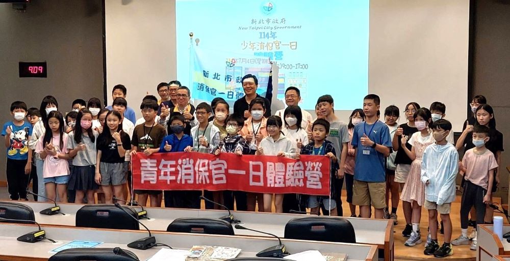《圖說》副市長朱惕與「少年消保官一日體驗營」學員合影。〈法制局提供〉