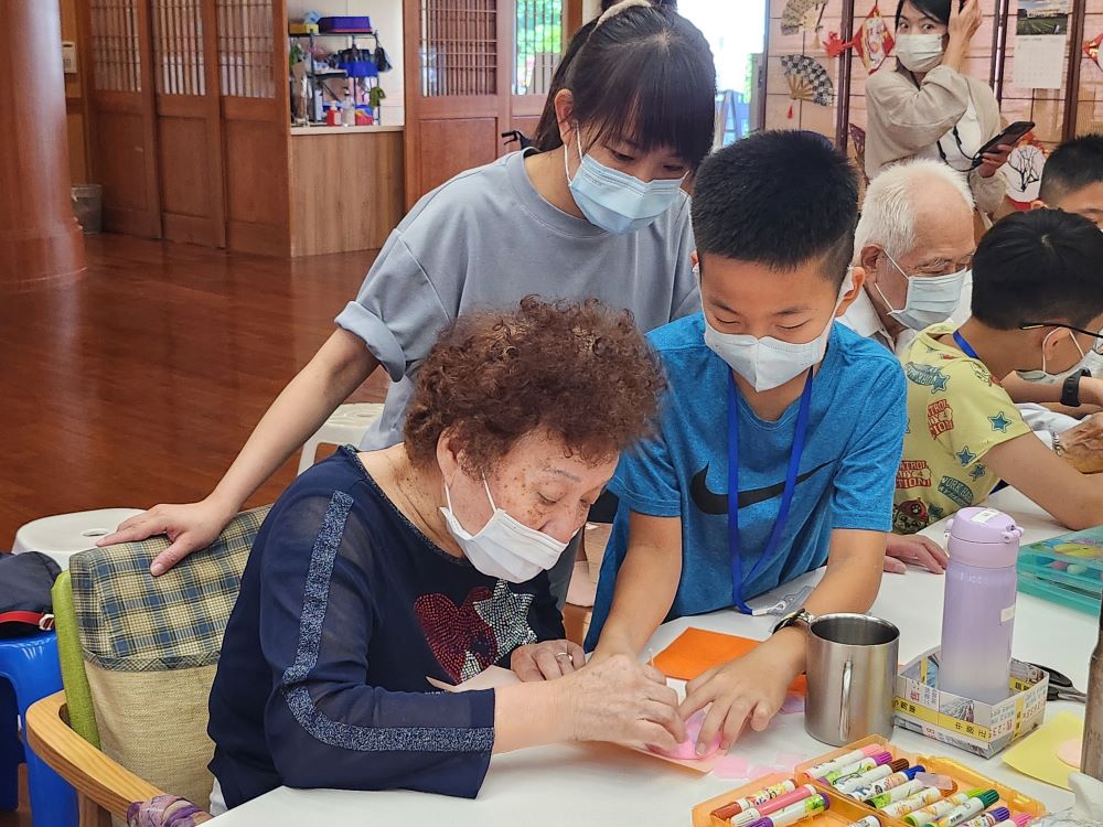 暑假回饋社區    新北56位小志工走進長照機構陪伴長輩