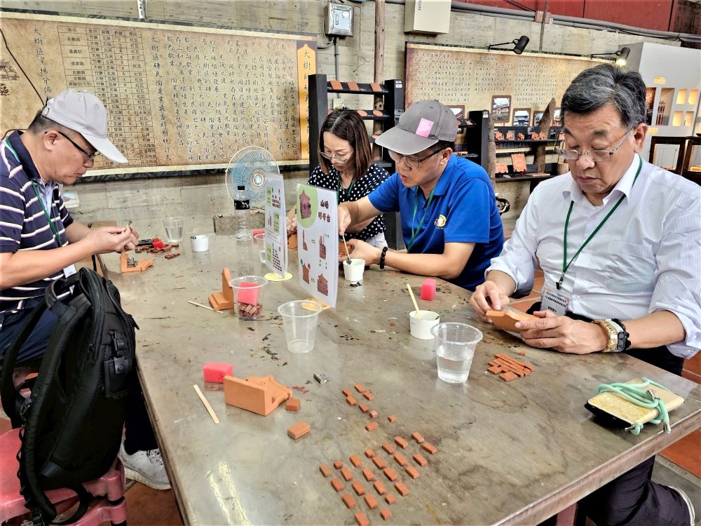 《圖說》職探中心團隊至屏東縣東新國中進行實作課程體驗。〈教育局提供〉