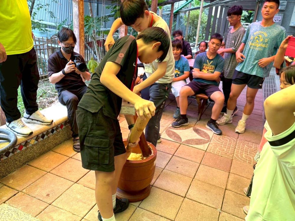 新北原民暑假育樂營2.0 族語即生活四天三夜 4 《圖說》部落美食結合賽夏語課程,一同體驗搗麻糬。〈原民局提供〉