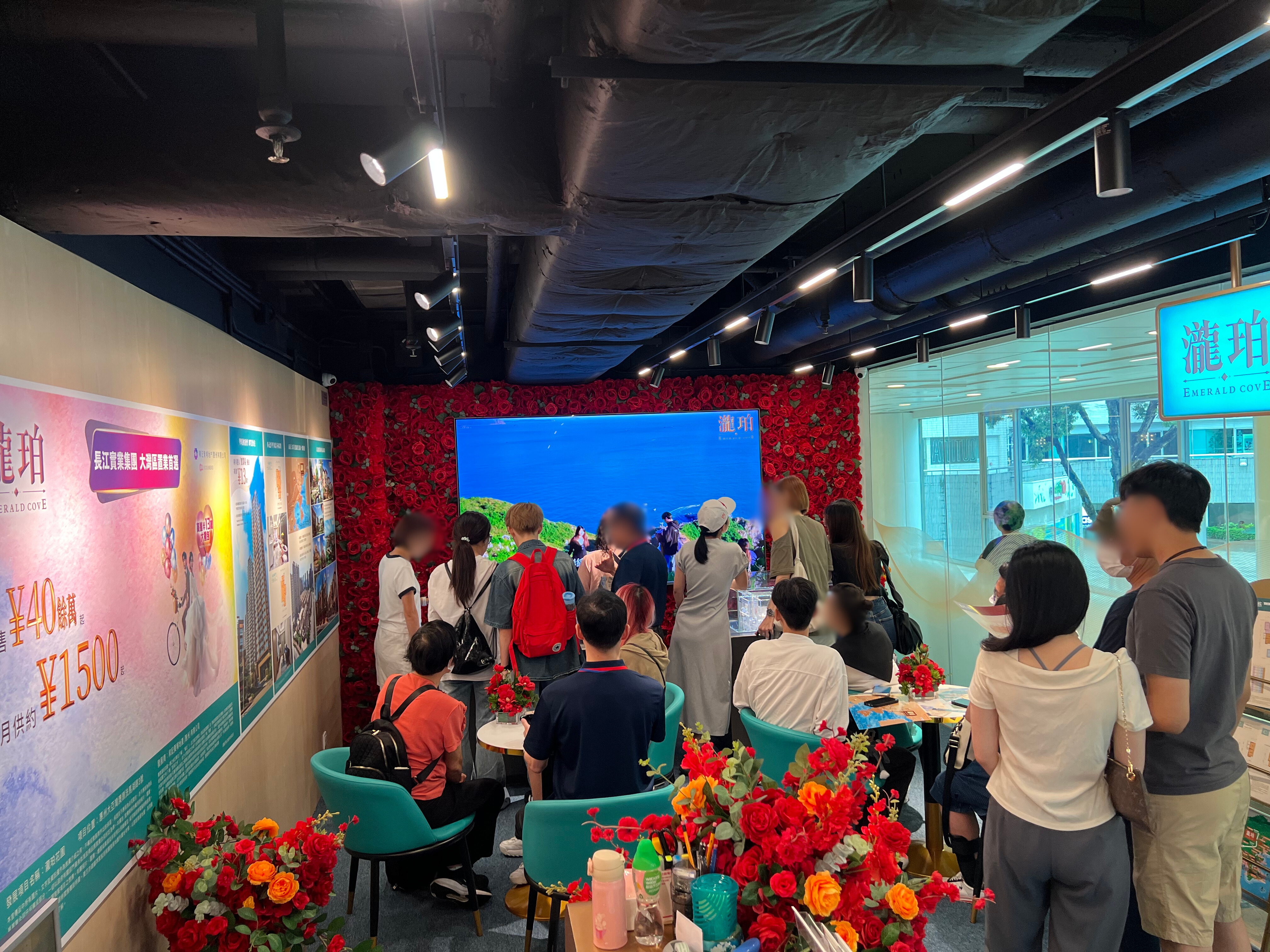 瀧珀展示中心人流不絕，銷情熾熱。