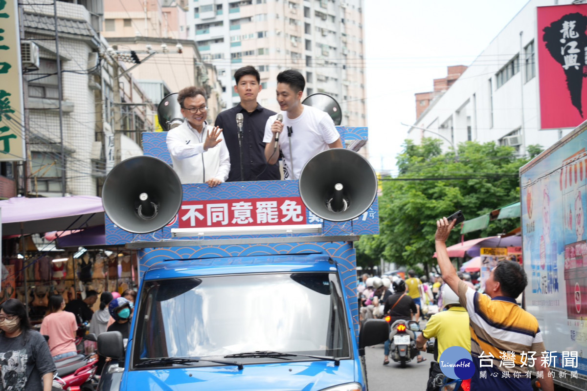 台北市長蔣萬安陪同立法委員鄭正鈐掃街拜票。
