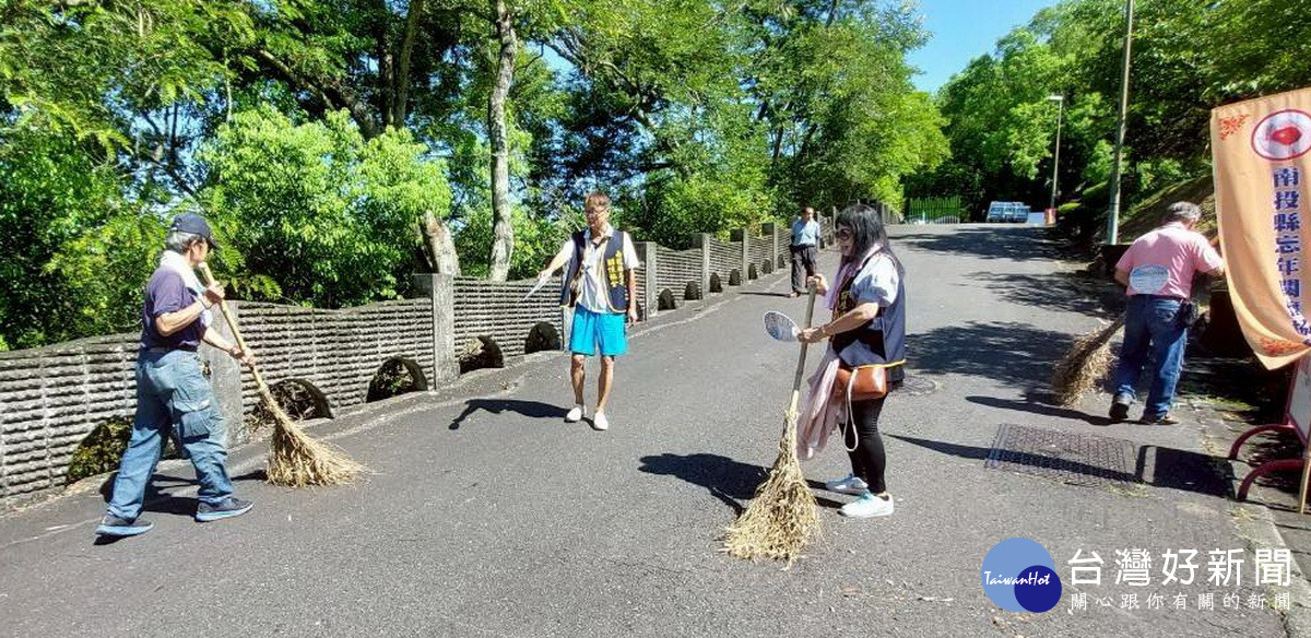 會員打掃步道整理環境。(忘年關懷協會提供)