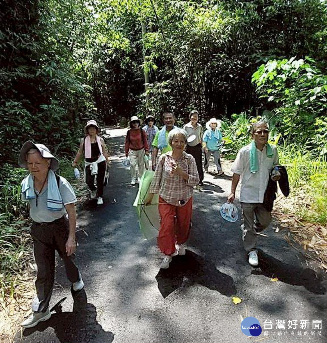 林間徐徐而行既悠閒又聯誼。(忘年關懷協會提供)