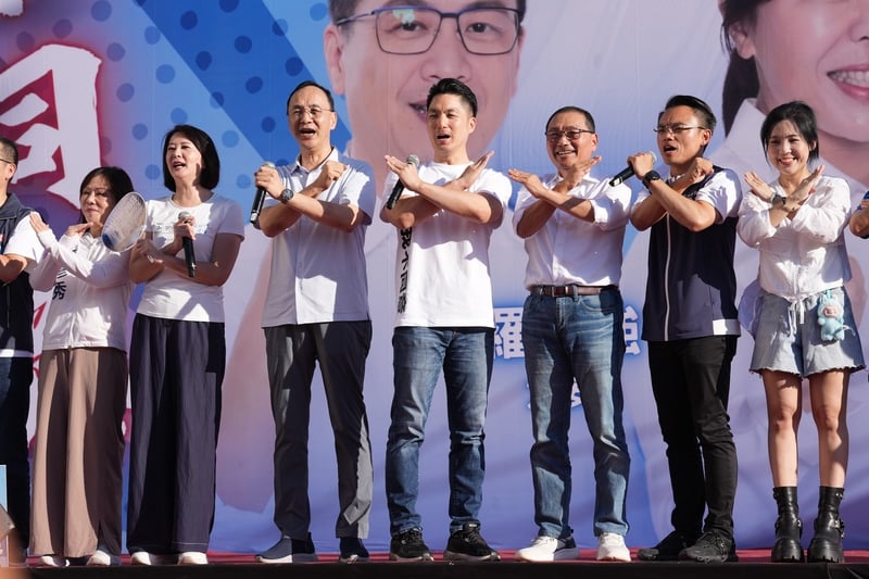 國民黨主席朱立倫(右5)與新北市長侯友宜(右3)、台北市長蔣萬安(右4)等人在台上以手勢共同呼籲民眾反罷免。中央社