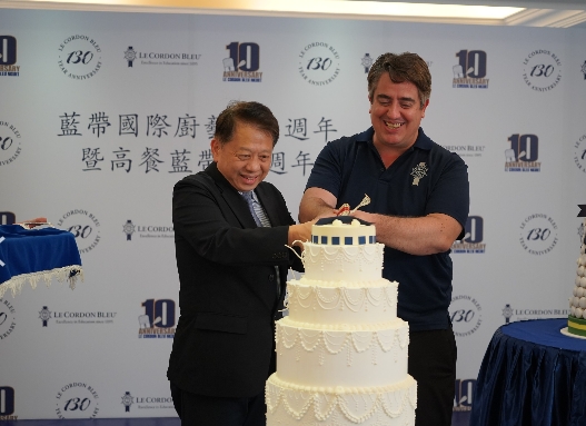▲圖說:陳敦基校長與藍帶學院副總裁Charles Cointreau 切蛋糕賀高餐藍帶10周慶。( 記者李堂安翻攝)