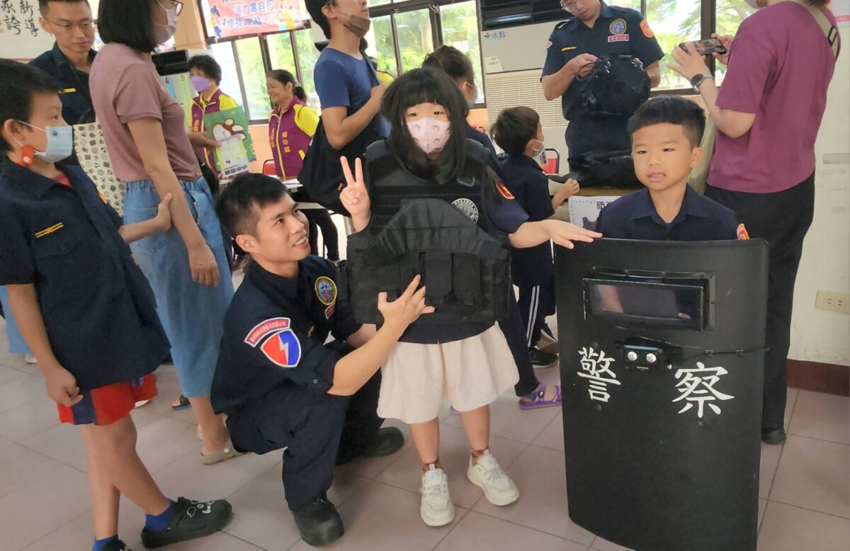 ▲南市警察局精心規劃設計關卡，透過遊戲互動寓教於樂，建立自我犯罪預防觀念。（圖／記者陳彥霖攝2025.07.05）