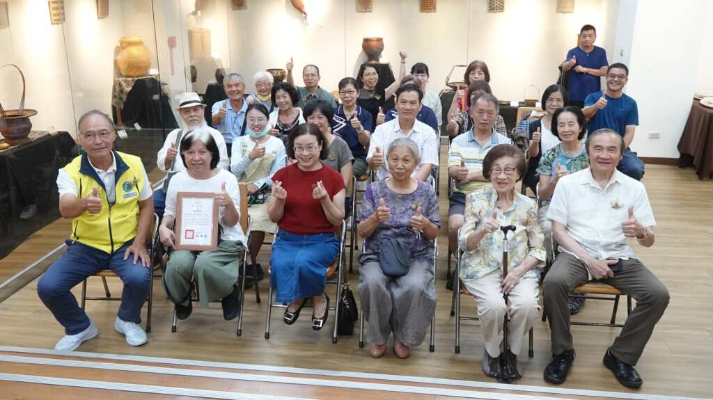 ▲國寶藝師李榮烈師生聯展開展林世賢市長夫人高德耘（前排左3）代表市長參加，歡迎各界踴躍蒞臨欣賞，體驗台灣工藝之美。（記者林明佑攝）