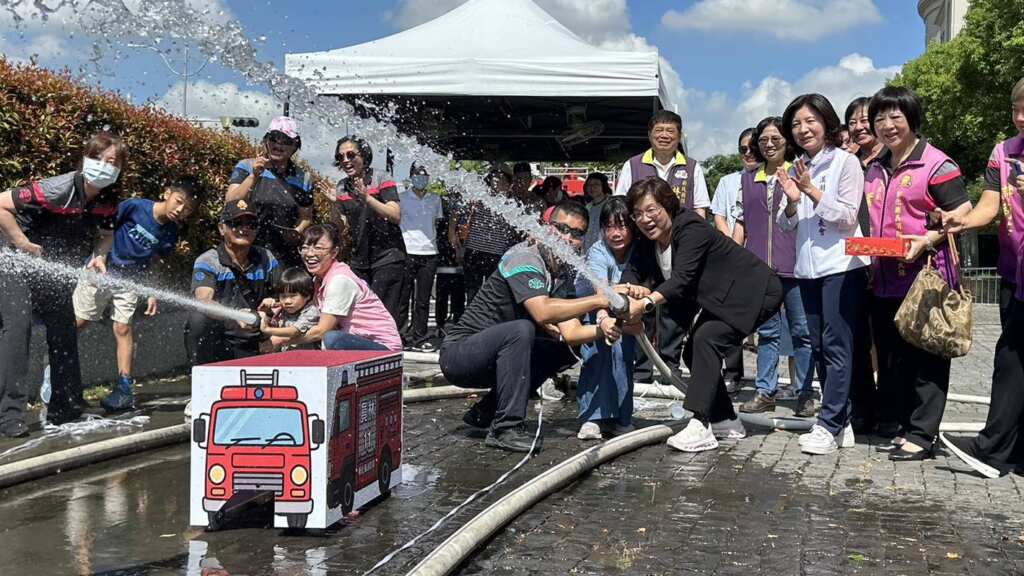 ▲消防小職人翻轉夏令營熱鬧開跑,消防水帶軌道車超吸睛,彰化縣長王惠美也親自下場參與競速。(記者林明佑翻攝)