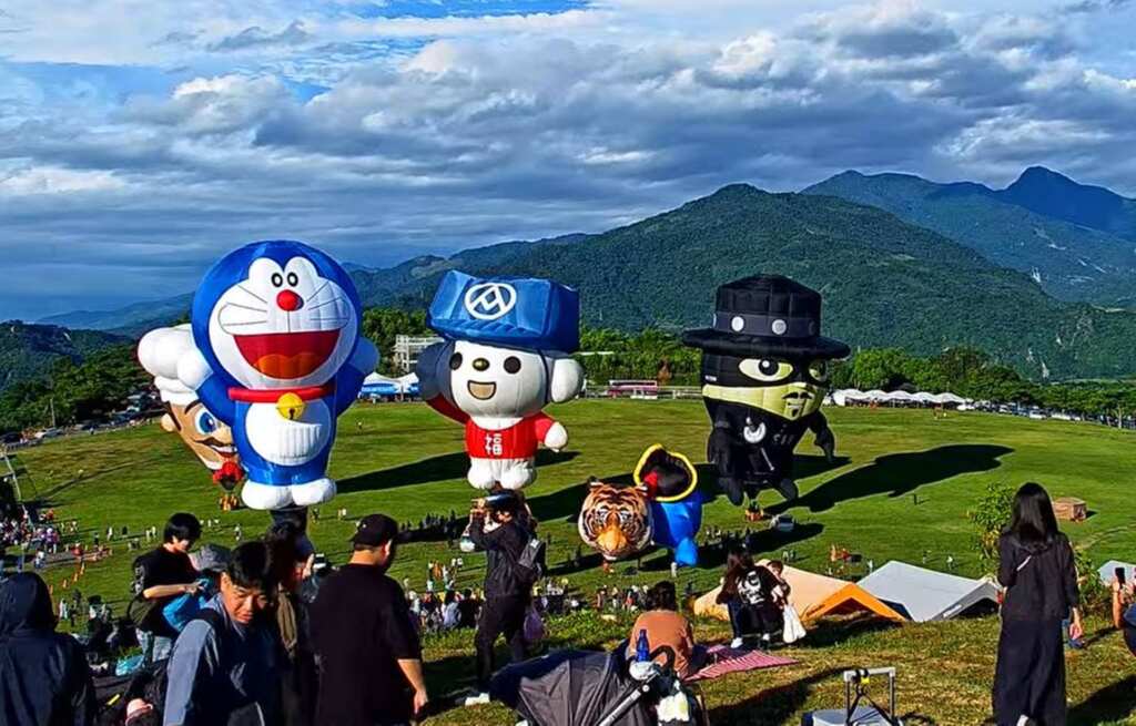 ▲臺灣國際熱氣球嘉年華盛大揭幕。(翻攝鹿野高台即時影像)