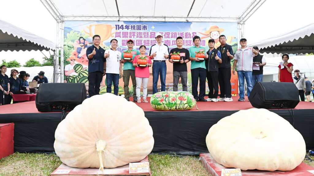 ▲桃園市長張善政頒發西瓜評鑑及超級大南瓜競賽獎項。