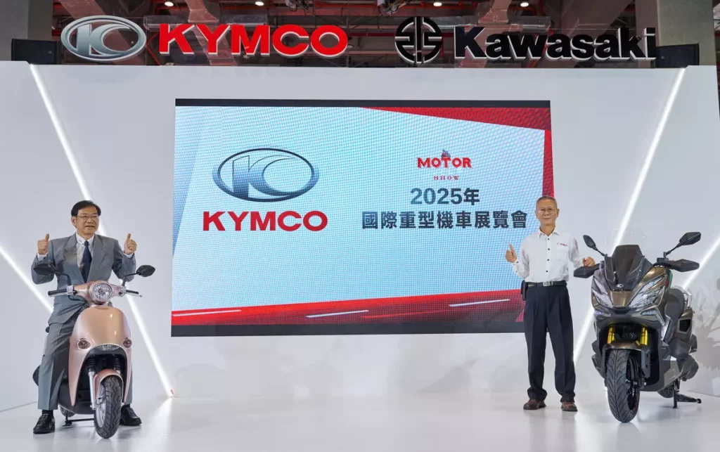 光陽集團董事長柯俊斌 (左) 與國內營銷中心副總張壬泉 (右) 出席 2025 重車展 KYMCO 發表會,以全新車款「Genie 小精靈 、Xciting X350」全面搶攻市場版圖,再度挑戰市場冠軍。