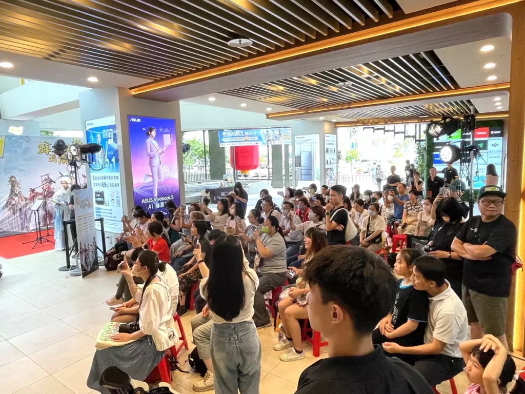 布袋戲棚首度搬進燦坤3C家電,圖為燦坤內湖旗艦店現場精彩演出,現場聚集不少觀看民眾。