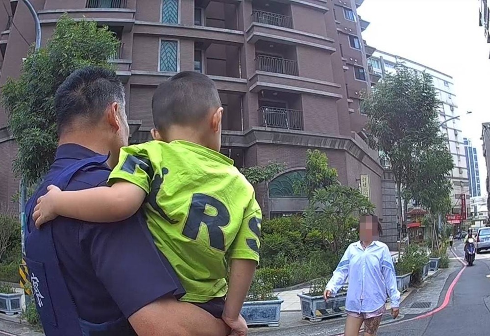 午睡一半3歲兒自己跑出門 迷路闖社區大樓警察抱他找到越南媽媽 235 248250705a02