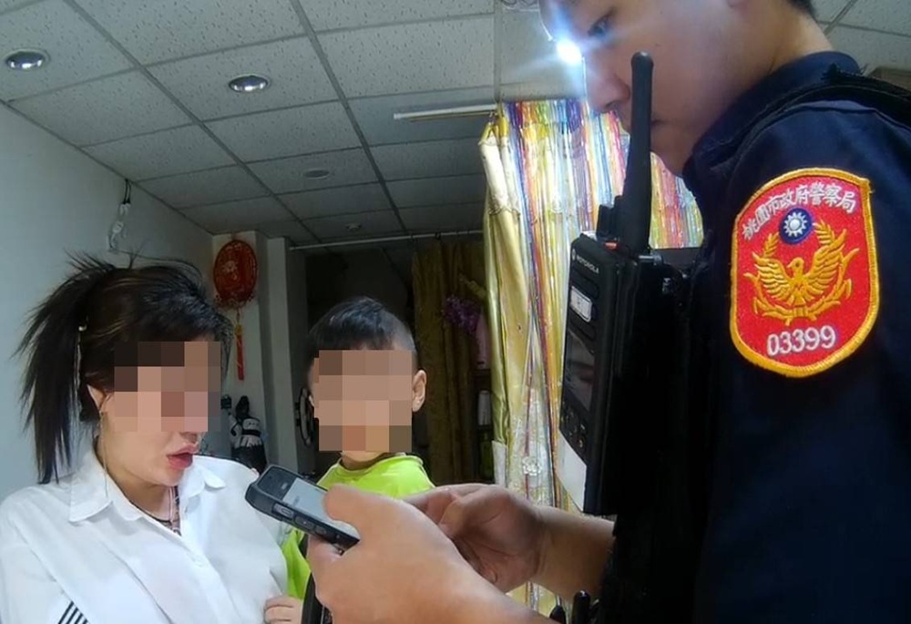 午睡一半3歲兒自己跑出門 迷路闖社區大樓警察抱他找到越南媽媽 236 248250705a03
