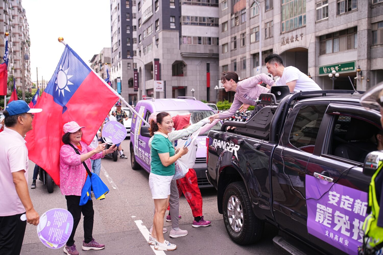 高虹安市長與蔣萬安市長在新竹市展開車隊掃街,沿路與民眾熱情互動,支持者揮舞國旗、拿著宣傳物踴躍加油打氣,展現反罷免聲浪與市民的挺身而出。(圖/記者林照東翻攝)