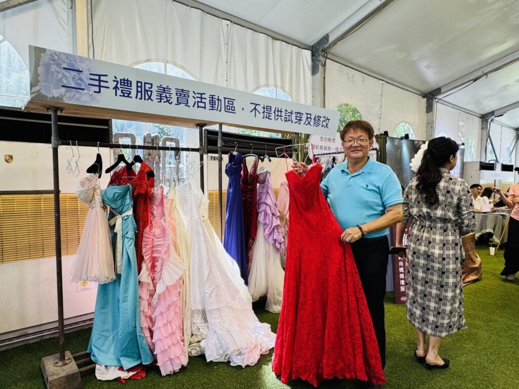 展場公益二手禮服義賣每件只要500元，收益將全數捐助公益團體。（圖／中山北路婚紗商圈發展協會提供）