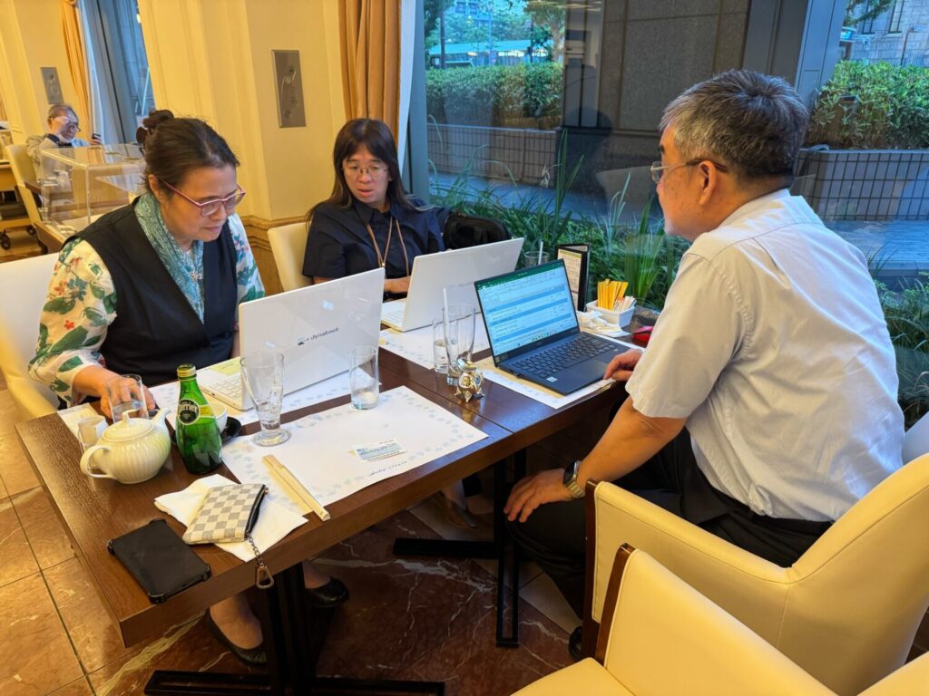 屏東大學會計學系周國華副教授和會研基金會董事長王怡心和高級專員許詩朋,於本次論壇期間,共同研議IFRS S1與S2國際永續揭露準則XBRL 分類標準在我國上市櫃公司的實務應用案例文件。