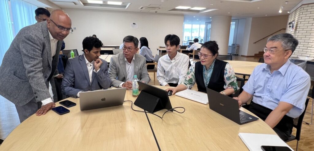國際資訊公司IRIS Business Services總經理Anand Padmanabhan(左一),向證交所和會研基金會的代表,實地展示該公司與GRI合作的數位申報平台。