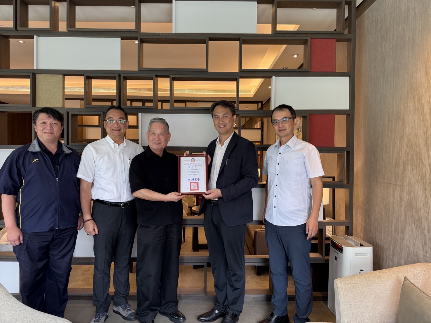 新光三越與信義分局合作添設監視器提升商圈治安。(記者徐煜勝翻攝)